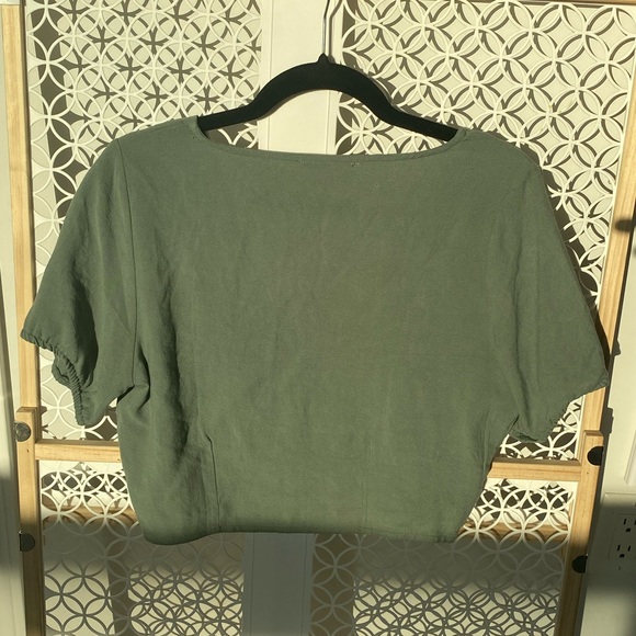 Cropped Blouse with Button details. - Picture 2 of 3